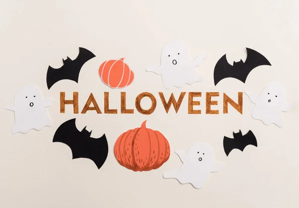 Текст шрифта для логотипа Хэллоуина, написанный от руки на белом фоне , — стоковое фото