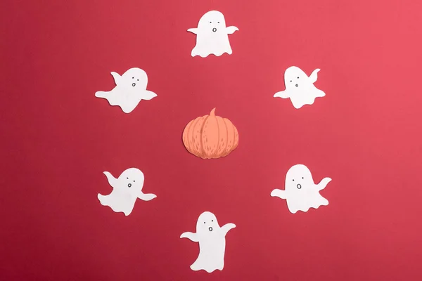 Símbolos tradicionales de fantasmas para haloween sobre fondo rojo — Foto de Stock