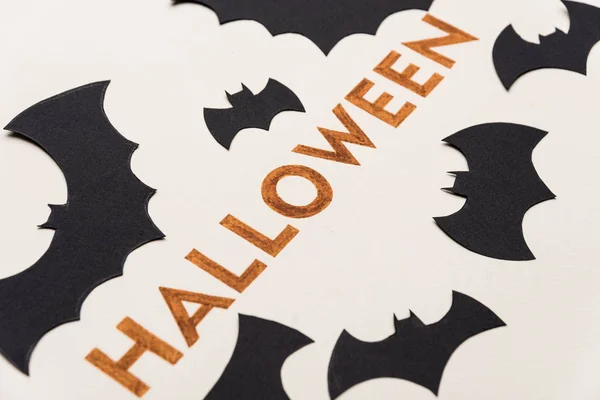 Texto de tipo de letra para el logotipo de Halloween escrito a mano sobre fondo blanco , —  Fotos de Stock