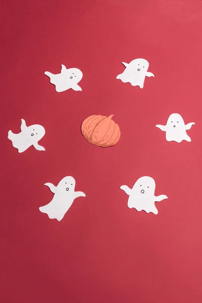 Símbolos tradicionales de fantasmas para haloween sobre fondo rojo —  Fotos de Stock