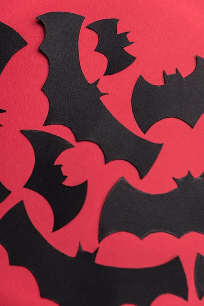 Geleneksel haloween sembolleri logo için kırmızı zemin üzerine