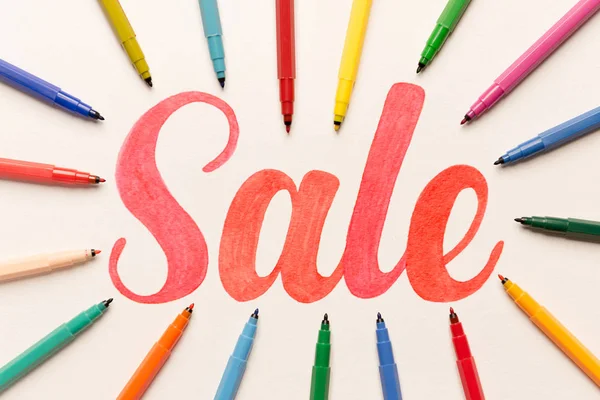 Hat işaretçileri arasındaki beyaz arka plan üzerinde Satılık yazı