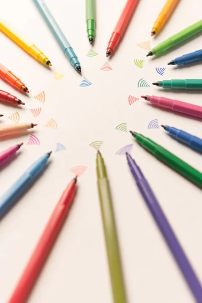 Vista superior de traços pintados com marcadores coloridos — Fotografia de Stock