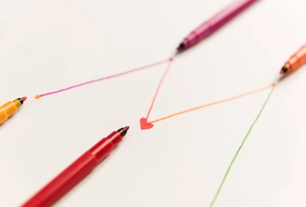 Lignes pour Shedule peintes avec des marqueurs colorés sur papier blanc — Photo