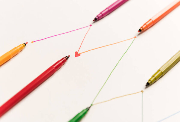 Линии для расписания, раскрашенные красочными маркерами на белой бумаге
