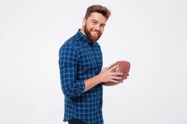 Mutlu yakışıklı sakallı adam tutarak