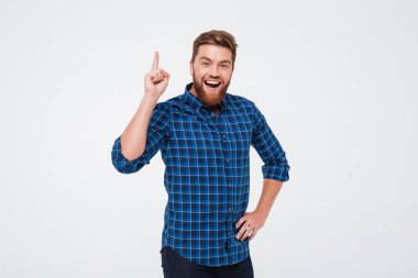 Parmak işaret ve bir fikir olan mutlu sakallı adam