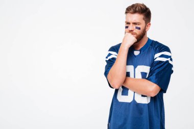 Mavi gömlekli bir kenara bakarak düşünceli adam