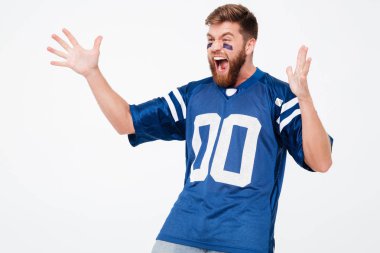 Mavi t-shirt izole ayakta heyecanlı adam fan çığlık