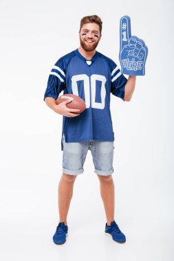 Mutlu bir adam tribünleri dolduran izole duran mavi t-shirt.