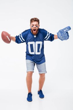 Çığlık atan adam tribünleri dolduran mavi t-shirt ragbi topu tutan.