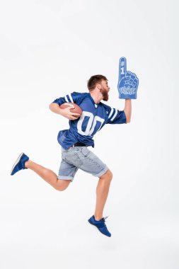 Adam fan mavi t-shirt atlama içinde çığlık