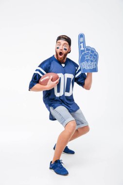 Mavi t-shirt izole duran adam fan çığlık