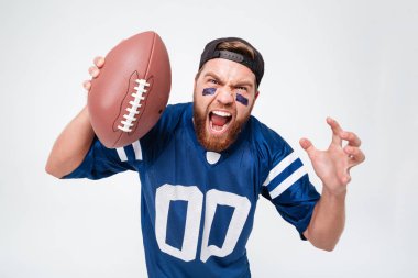 Heyecanlı çığlık atan adam tribünleri dolduran mavi t-shirt ragbi topu tutan.