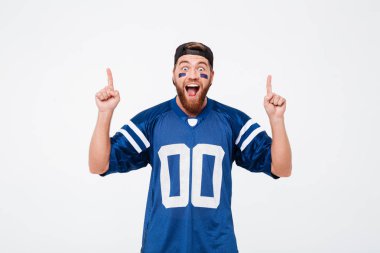 Mavi t-shirt işaret içinde çığlık atan adam fan.