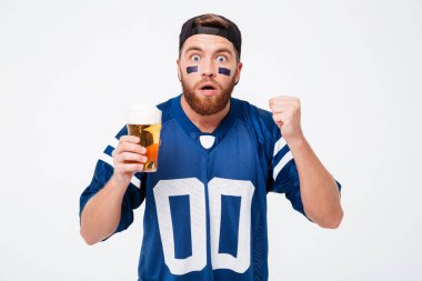 Adam fan mavi t-shirt içki bira konsantre.