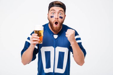 Adam fan mavi t-shirt içki bira konsantre.