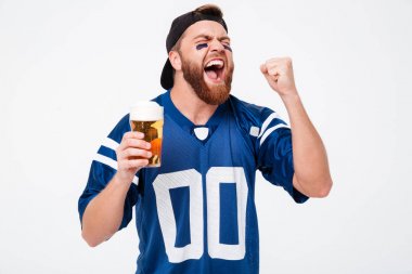 Heyecanlı çığlık atan adam fan içki bira kazanan jest yapmak.