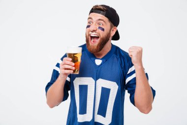 Heyecanlı çığlık atan adam fan içki bira kazanan jest yapmak.