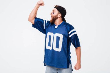 Çığlık atan adam tribünleri dolduran mavi t-shirt