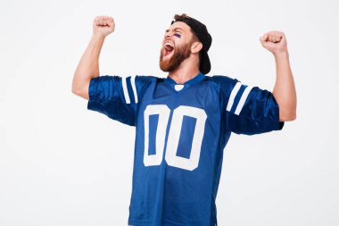 Çığlık atan adam tribünleri dolduran mavi t-shirt