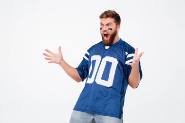 Mavi t-shirt izole ayakta heyecanlı adam fan çığlık