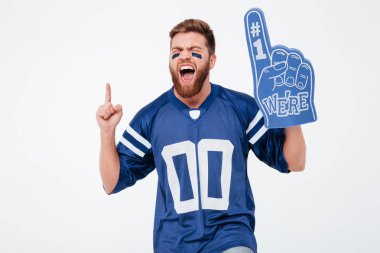 Mavi t-shirt izole ayakta heyecanlı adam fan