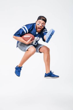 Adam fan mavi t-shirt izole atlama içinde çığlık