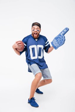 Mavi t-shirt izole duran adam fan çığlık