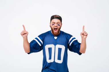 Mavi t-shirt işaret içinde çığlık atan adam fan.