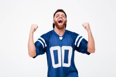 Çığlık atan adam tribünleri dolduran mavi t-shirt