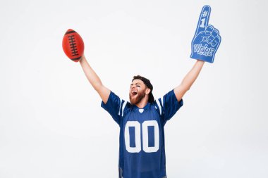 Mavi t-shirt izole ayakta heyecanlı adam fan