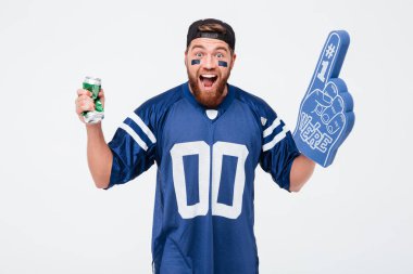 Adam fan bira içmek.