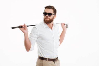 Genç adam beyaz duvardan ayakta sakallı