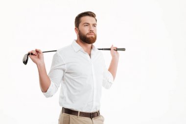 Genç adam beyaz duvardan ayakta sakallı