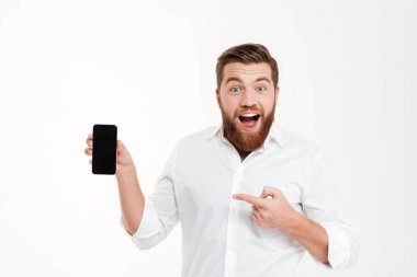 Duygusal adam telefonu görüntüsünü gösterilen neşeli genç sakallı.