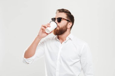 Yakışıklı genç adam kahve içme sakallı. Bir kenara arıyorsunuz.