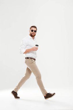 Yakışıklı genç adam kahve içme sakallı.