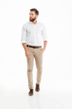 Yakışıklı genç sakallı adam beyaz duvar'ın üstüne yürüyor