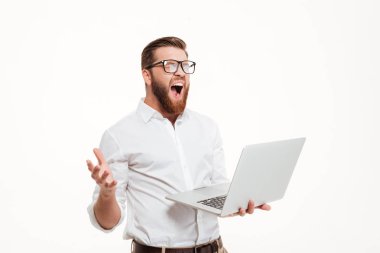 Dizüstü tutarak ve çığlık gözlük kızgın üzgün sakallı adam