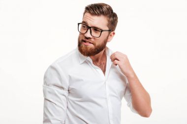 Gözlük büyüleyici çekici sakallı adam