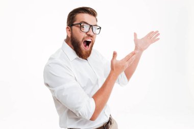 Sakallı adam uzakta de kopya alanı işaret gözlük heyecanlı