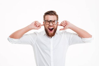 Tahriş olmuş genç sakallı adam dururken kulaklarını kapatma