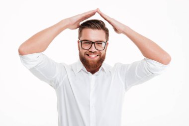 Mutlu gülümseyerek sakallı adamın başının üzerinde iki el ele tutuşarak