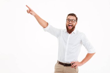 Gözlük işaret mutlu heyecanlı sakallı adam