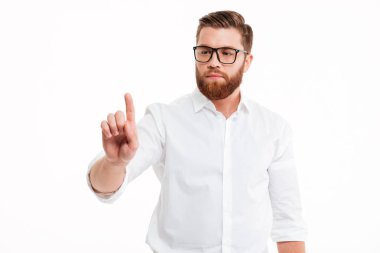 Gözlük ciddi bir sakallı adamın yakın çekim