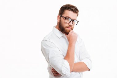 Yakışıklı genç sakallı adam beyaz duvardan ayakta