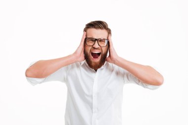 Çığlık öfkeli genç adam sakallı. Gözleri kapalı.