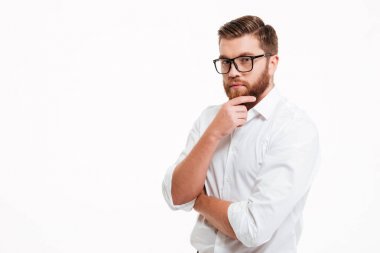 Yakışıklı genç sakallı adam beyaz duvardan ayakta