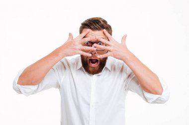 Çığlık korkmuş genç sakallı adam